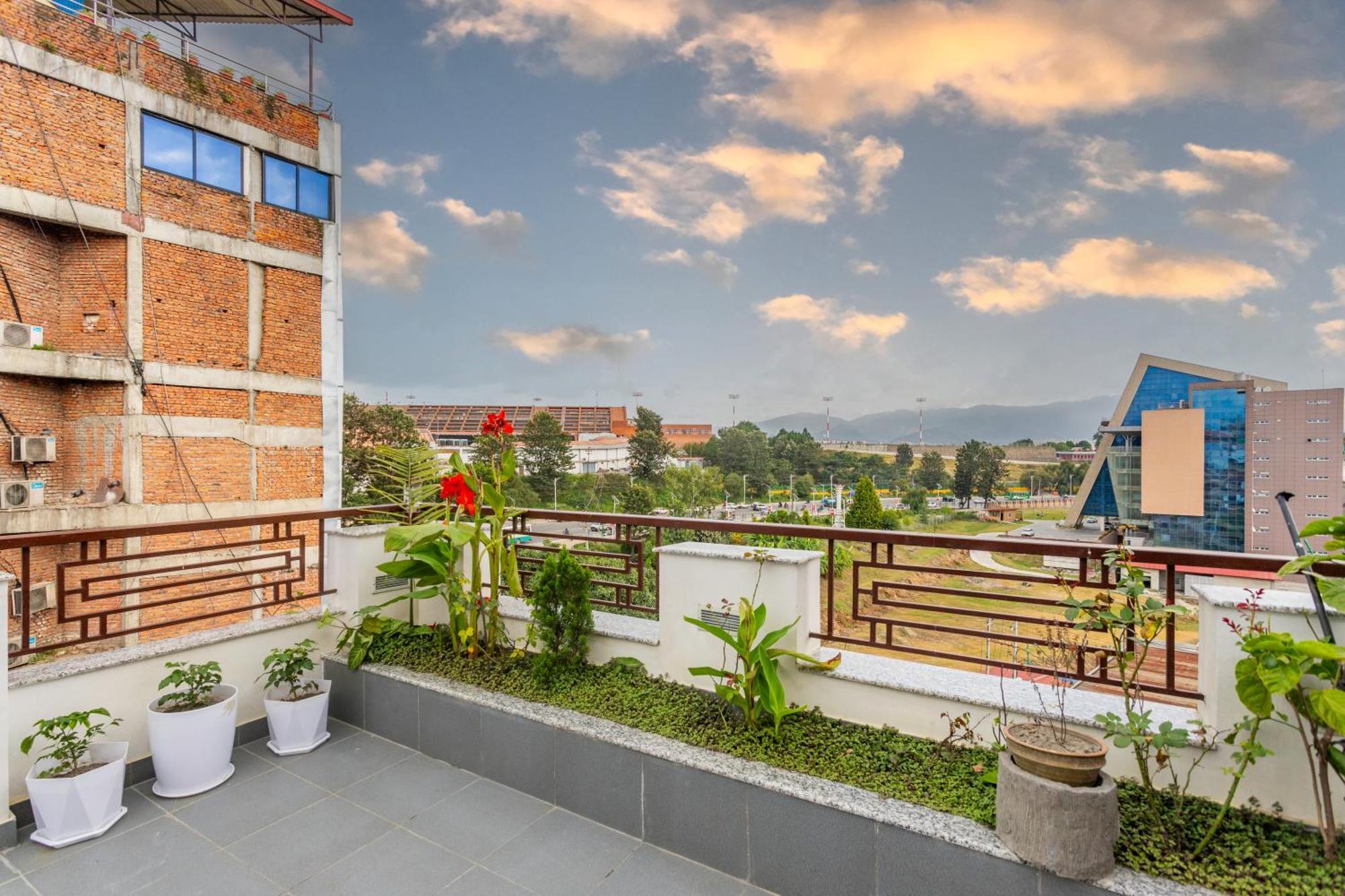 Airport Diana Hotel Kathmandu Buitenkant foto